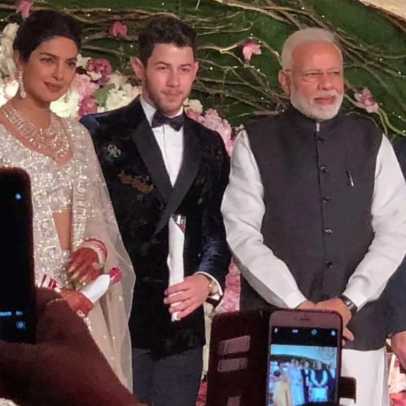 PM India, Narendra Modi turut hadir dan berpose di samping Nick Jonas © instagram.com/viralbhayani