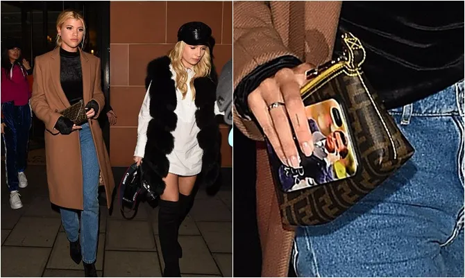 Sofia Richie membawa phone cas bergambar Scott Disick © dailymail.co.uk