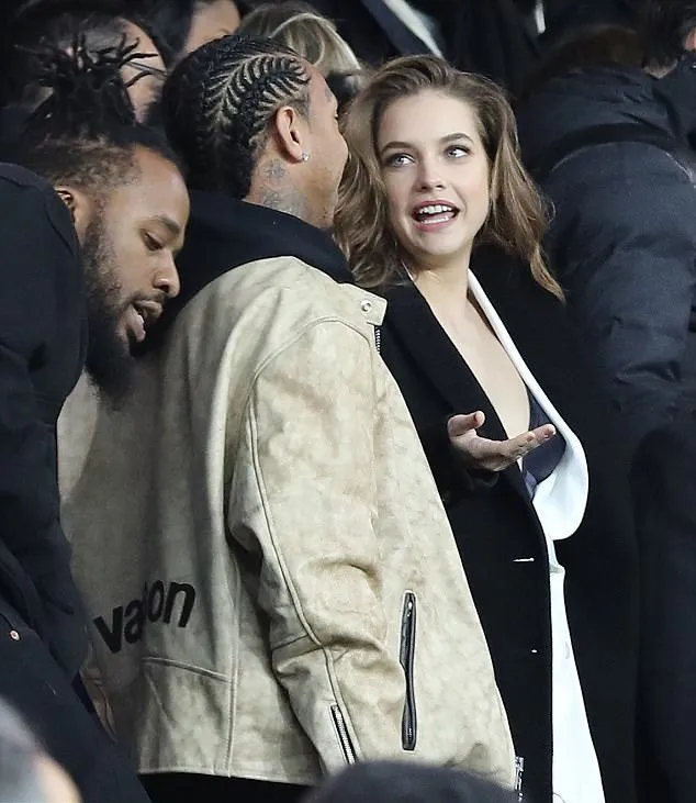 Barbara dan Tyga tampak menikmati pertandingan tersebut © dailymail.co.uk