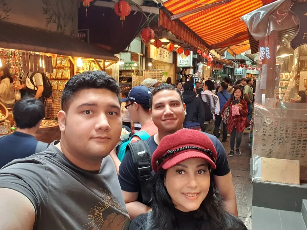 Potret Meriam Bellina dan Dua Putranya (Credit: Instagram/bellinamer)