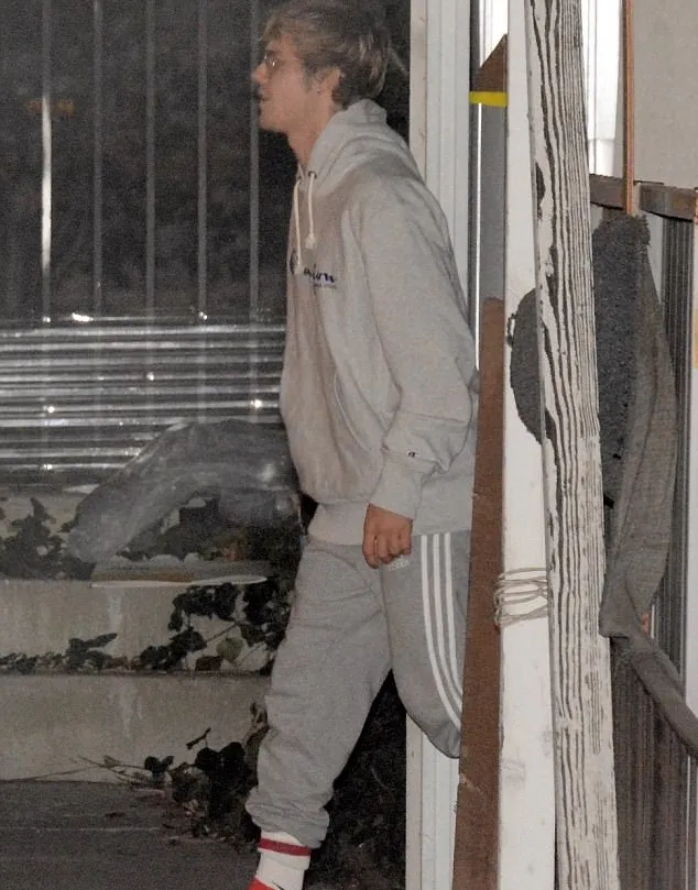Justin Bieber ke gereja dengan outfit casual © dailymail.co.uk