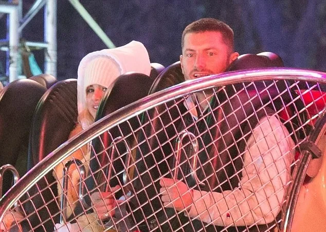 Selena dan rekan-rekannya berada di London © dailymail.co.uk