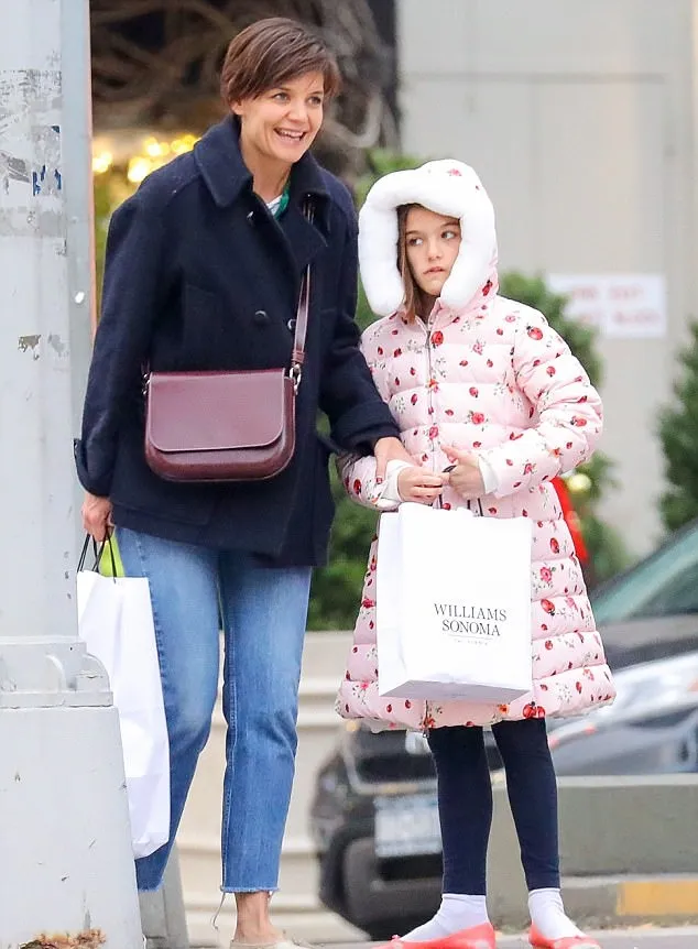 Katie dan Suri membawa banyak barang © dailymail.co.uk