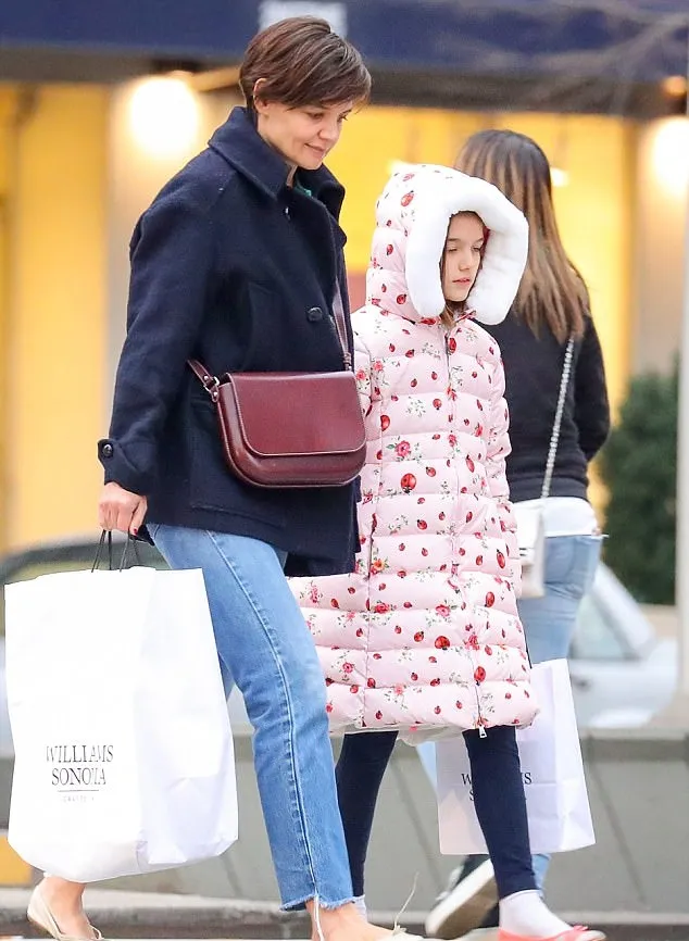 Katie dan Suri sudah terbiasa bikin kue bareng © dailymail.co.uk