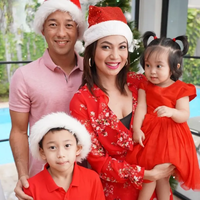 Kinaryosih bersama suami dan kedua buah hati © instagram.com/kinaryosihmoney