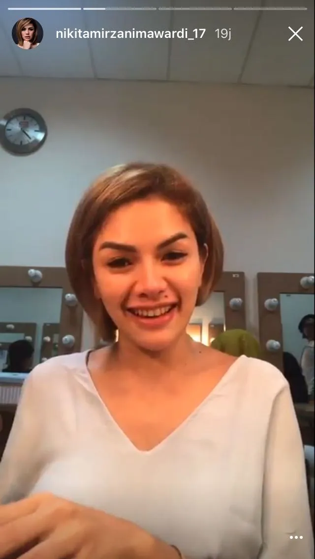 Busana yang dipakai Nikita Mirzani ke Polda Metro Jaya juga ditampilkannya di instagram story. Š instagram.com/nikitamirzanimawardi_17