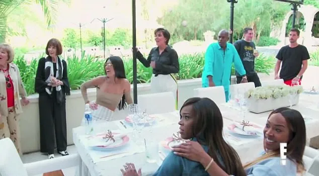 Khloe mengumumkan sesuatu yang membuat keluarganya tercngang. Credit: E! 