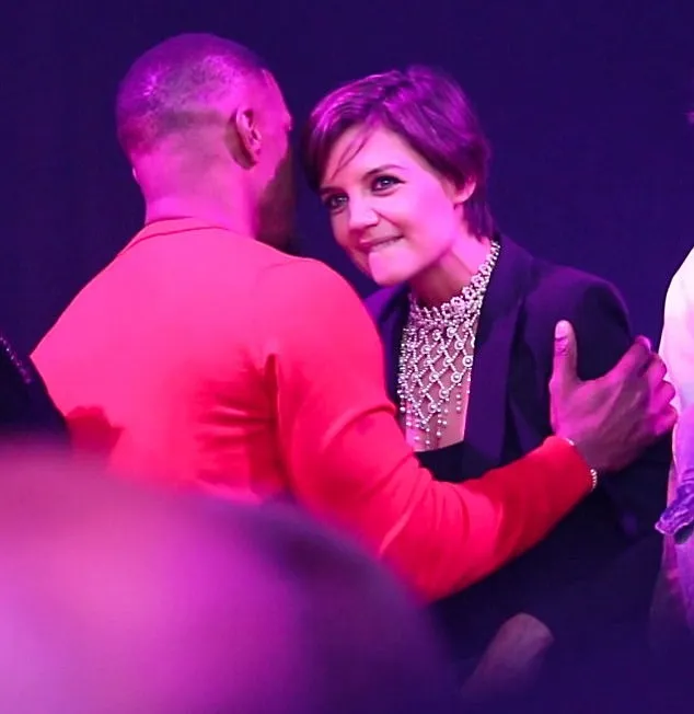 Jamie membisikkan sesuatu di telinga Katie. Credit: dailymail.co.uk