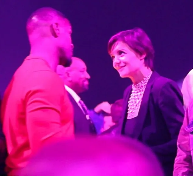 Katie tampak menatap Jamie dengan penuh perasaan. Credit: dailymail.co.uk