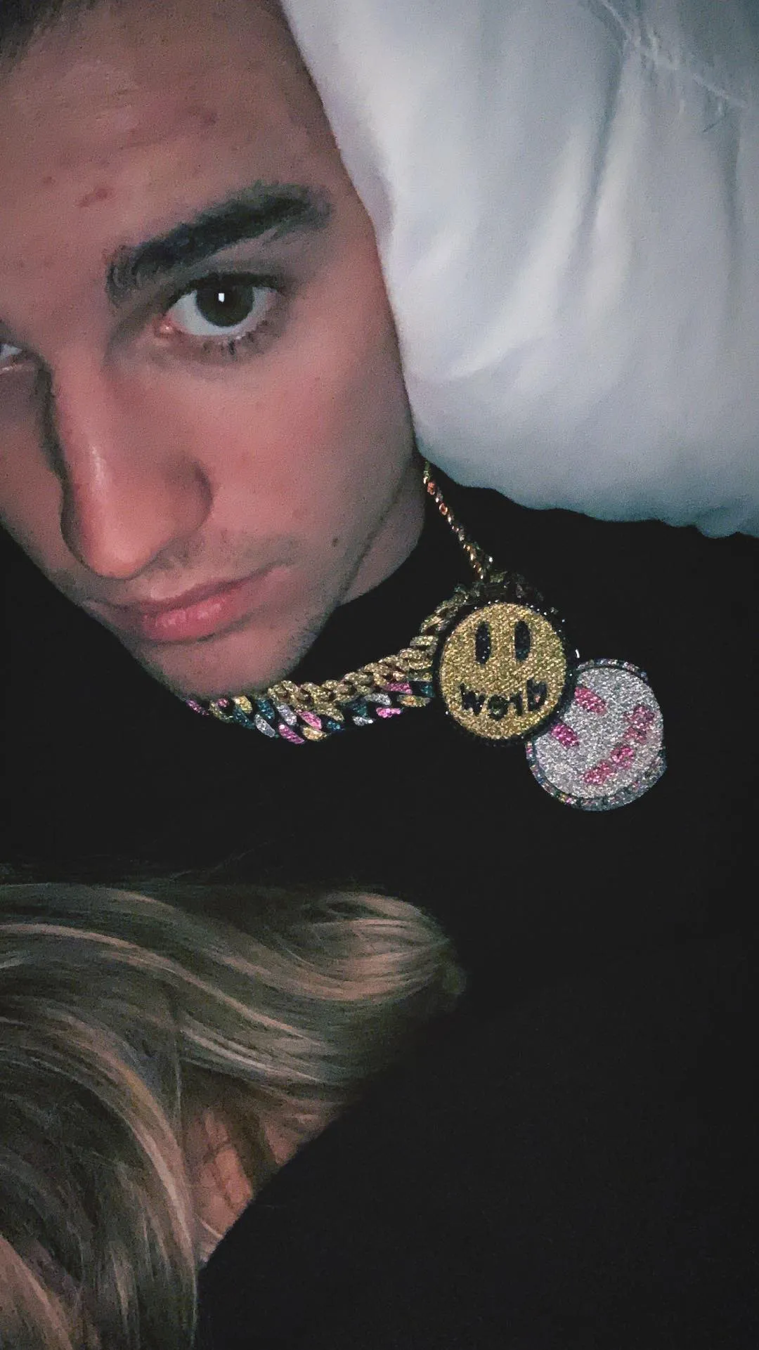 Tidur Sambil Peluk Justin