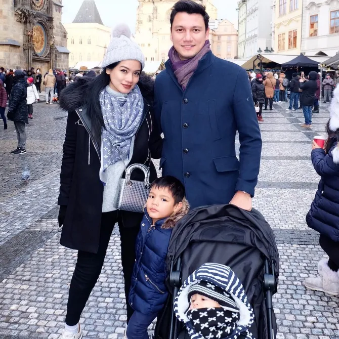 Titi Kamal dan Christian Sugiono bersama kedua putranya © instagram.com/titi_kamall