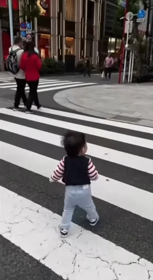 Potret Baby Izz Berjalan (Credit: Instagram/yashowbiz)