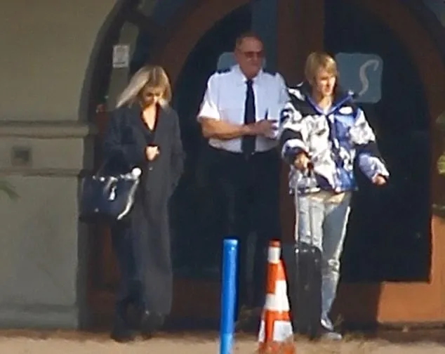 Selena dan Justin terbang menggunakan jet pribadi. Credit: dailymail.co.uk