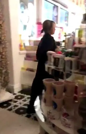 Selena dan Justin kencan di Sugar Factory. Credit: Twitter.com