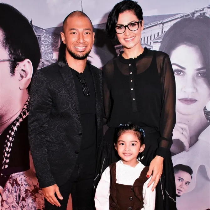 Rima Melati Adams dan Marcell Siahaan bersama Seth Ananda Siahaan © instagram.com/rimamelati
