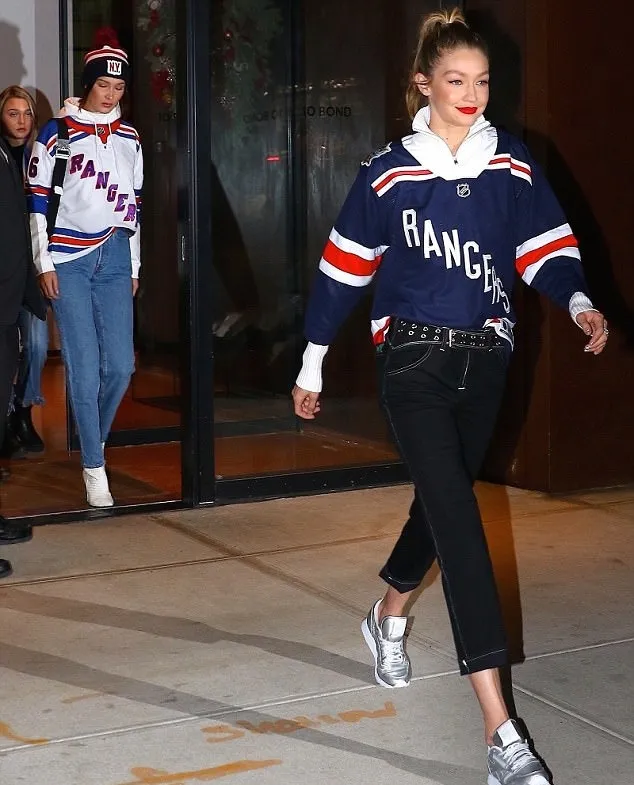 Gigi, Bella, dan Anwar habiskan waktu bersama. Credit: dailymail.co.uk