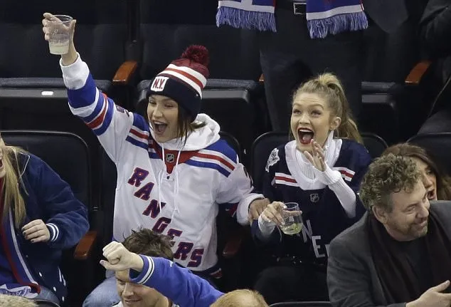 Bella dan Gigi tak segan ikut bersorak. Credit: dailymail.co.uk