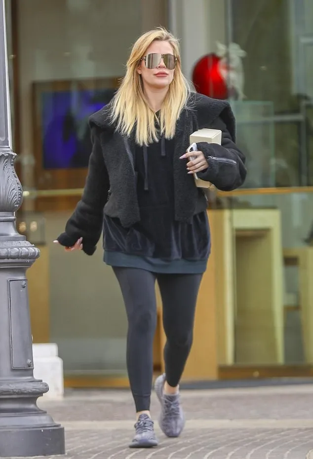 Khloe Kardashian masih nyaman sembunyikan baby bump. Credit: dailymail.co.uk