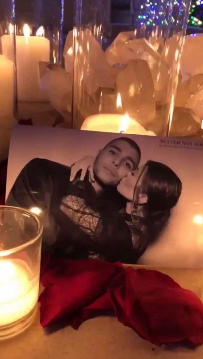 Younes juga diundang di acara pesta Natal Kris Jenner. Credit: Instagram.com/kourtneykardashian