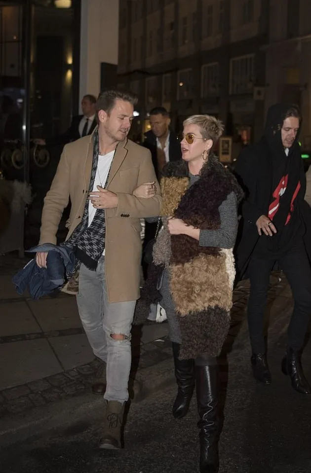Katy Perry tampak menggandeng lengan seorang pria. Credit: dailymail.co.uk