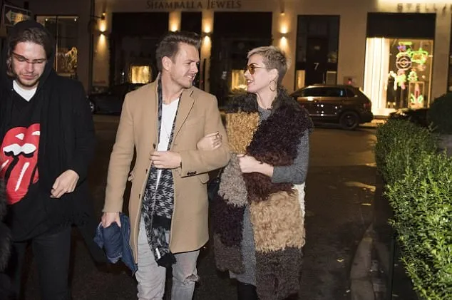 Katy dan pria tersebut tampak menikmati kebersamaan. Credit: dailymail.co.uk