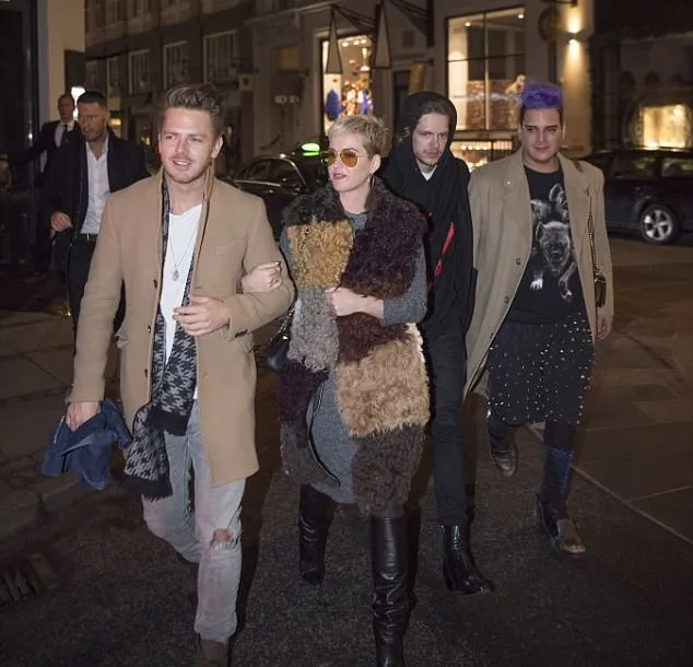 Katy malam itu tampil stylish. Credit: dailymail.co.uk