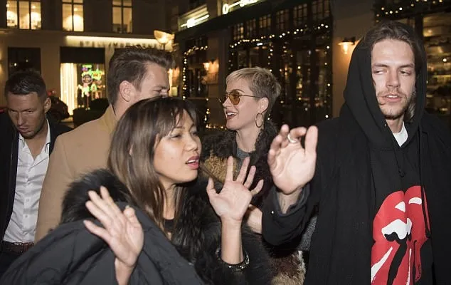 Katy bahkan tampak tertawa lepas. Credit: dailymail.co.uk