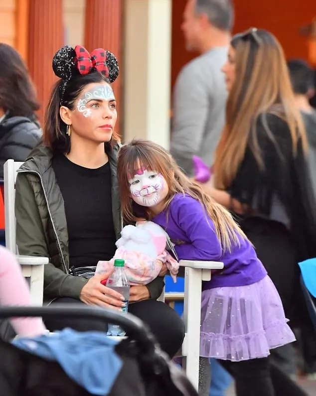 Wajah Everly dilukis dengan karakter kucing. Credit: dailymail.co.uk