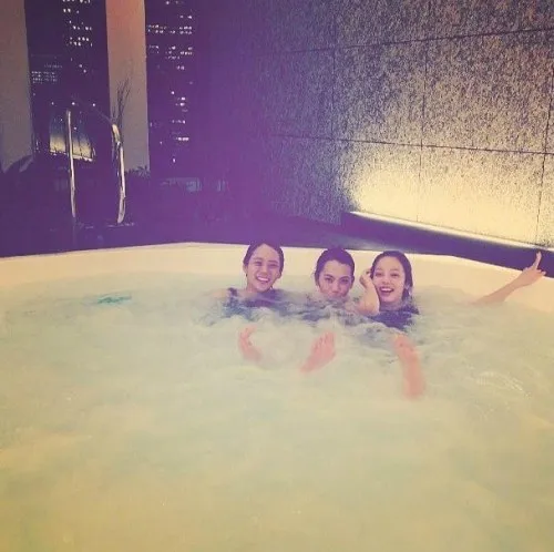 Girlband KARA menikmati waktu kebersamaan mereka. ©soompi.com