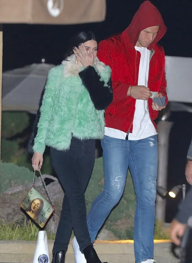 Kendall dan Blake terlihat kencan di restoran di Malibu. Credit: splashnews.com via dailymail.co.uk