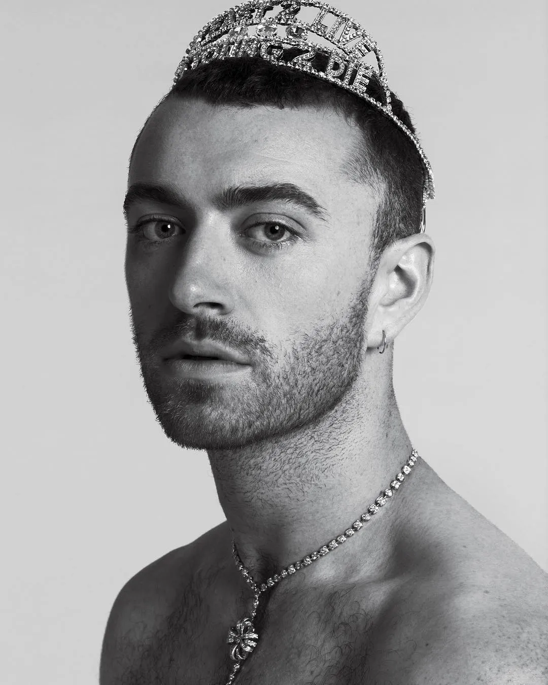 Sam Smith berpose dengan tiara dan kalung cantik. Credit: V Magazine