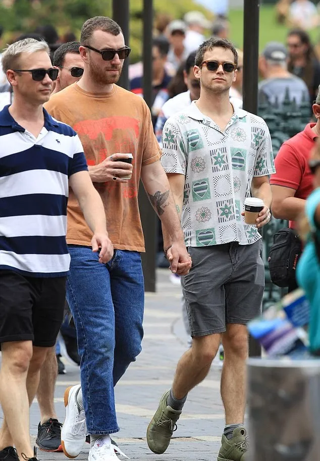 Brandon kenakan cincin di jari manis. Credit: dailymail.co.uk