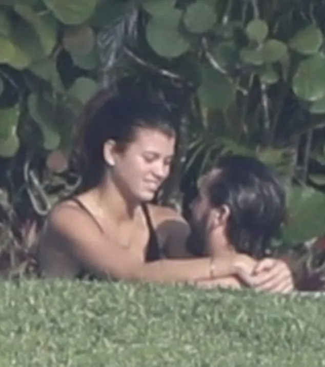 Sofia dan Scott terlihat mesra saat berlibur. Credit: dailymail.co.uk