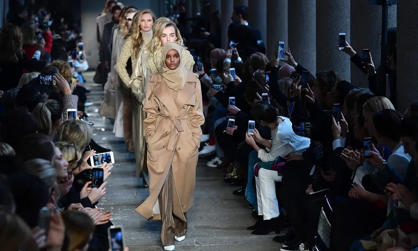 Halima membuka show Max Mara © AFP