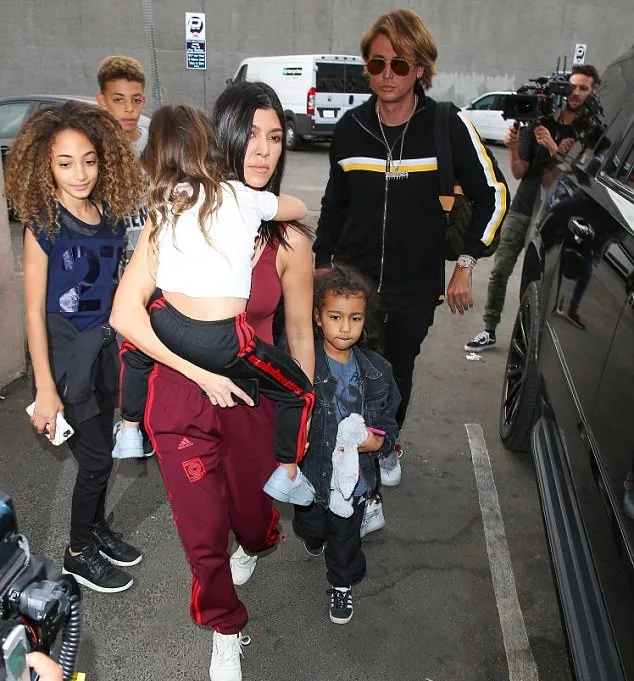 Kourtney juga mengajak anak-anaknya di hang out kala itu. Credit: dailymail.co.uk