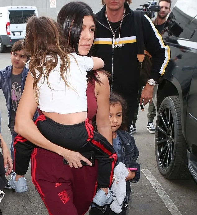Kourtney, Penelope, dan North tampil kompak dengan celana Adidas. Credit: dailymail.co.uk