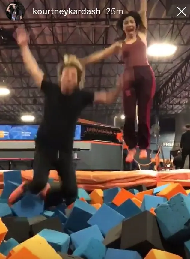 Kourtney dan Jonathan seru-seruan di taman bermain indoor. Credit: instagram.com/kourtneykardash