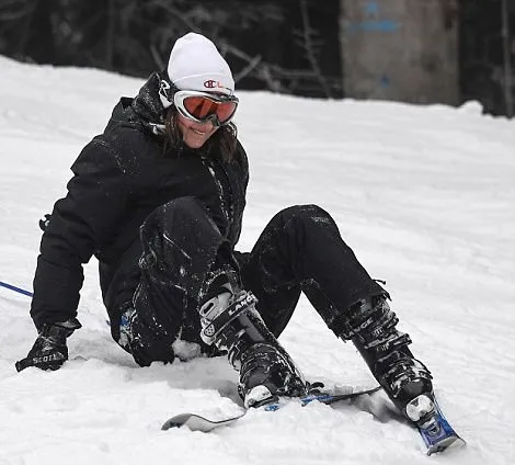 Bella Hadid jatuh saat main ski. Credit: dailymail.co.uk
