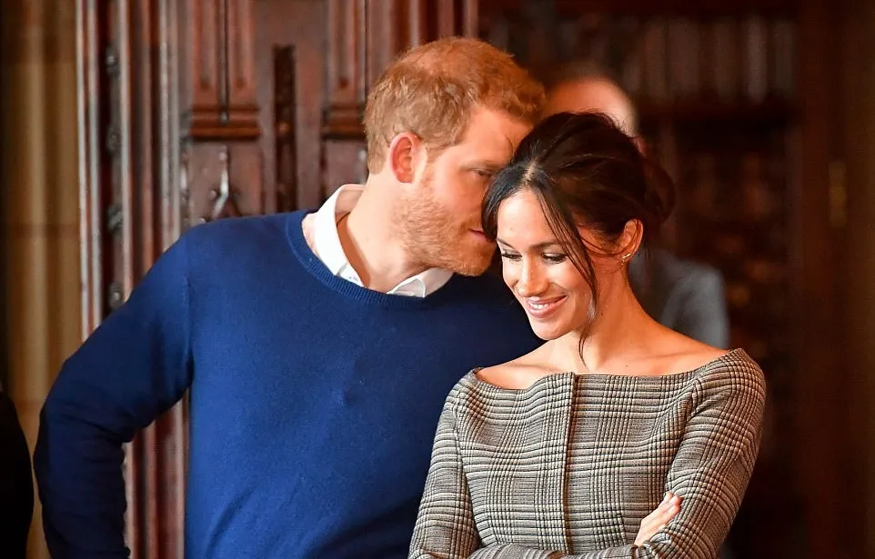 Pangeran Harry menunjukkan kemesraan di depan publik. Credit: dailymail.co.uk