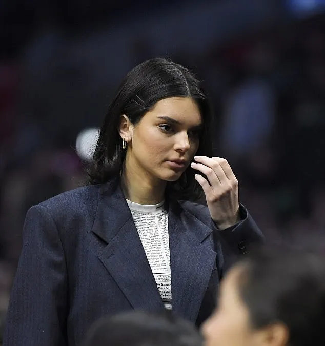 Kendall juga kenakan outer berupa blazer. Credit: dailymail.co.uk