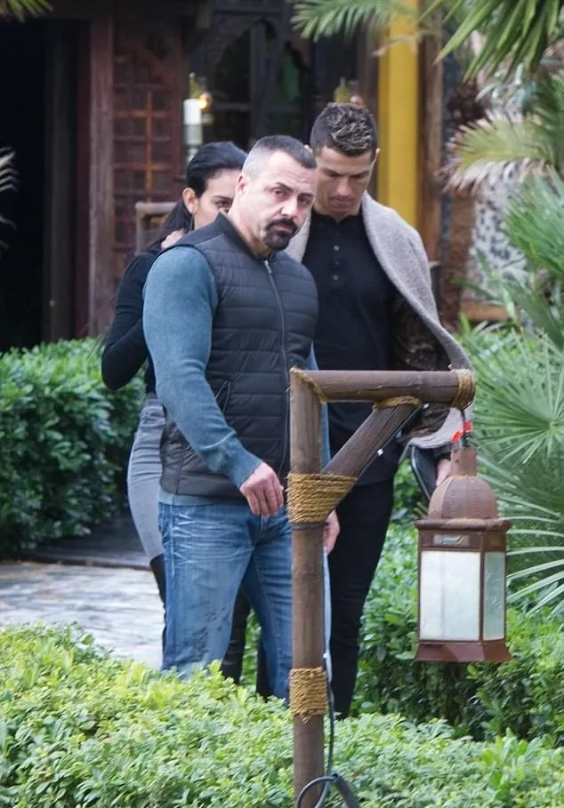 Anak-anak Ronaldo tak terlihat ikut. Credit: dailymail.co.uk