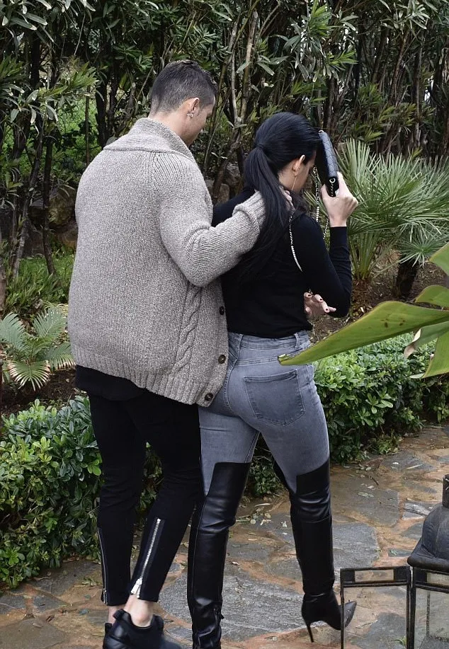 Georgina merangkul kekasihnya. Credit: dailymail.co.uk