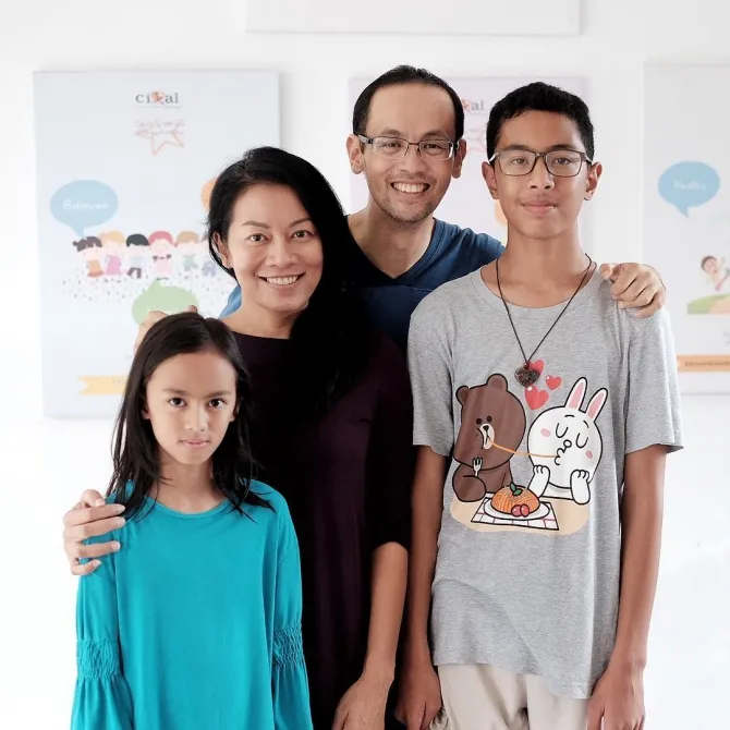 Dewi Lestari bersama suami dan kedua anaknya © instagram.com/deelestari