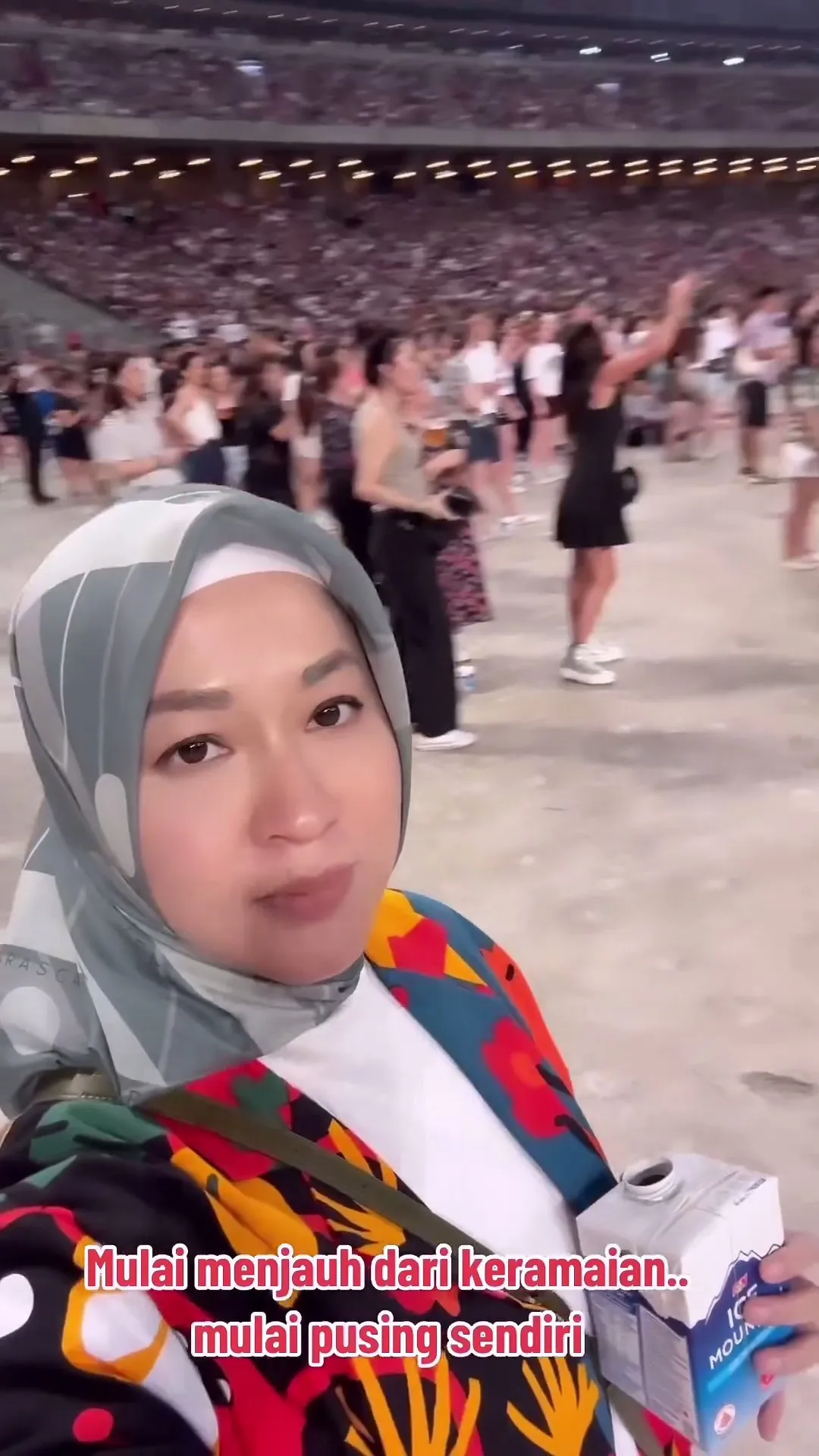 Potret Okie Agustina saat nonton konser (credit: Instagram.com/okieagustina_)