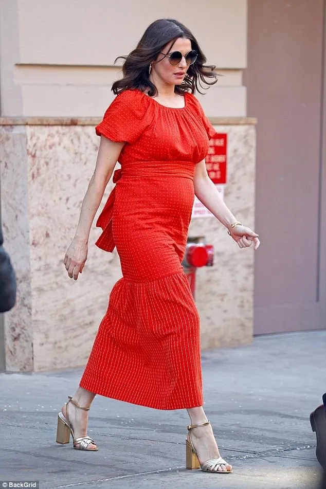 Rachel Weisz kini mengandung anak pertamanya dengan Daniel di usia 48 tahun. (BACKGRID via dailymail.co.uk)