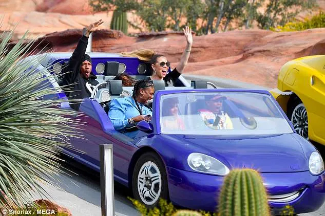 Mariah dan Nick mendamping buah hatinya menaiki wahana rollercoaster. © MEGA/Snorlax