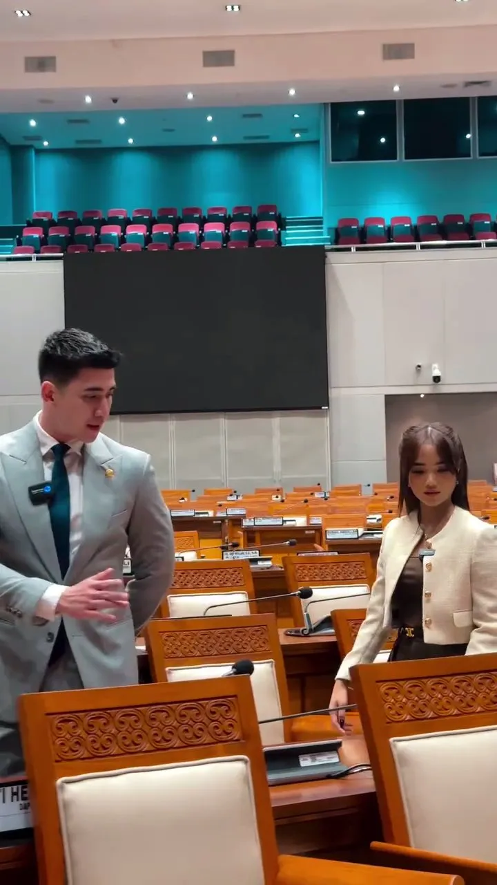 Momen Fuji diajak keliling gedung DPR RI (credit: Instagram.com/bramastavrl/)