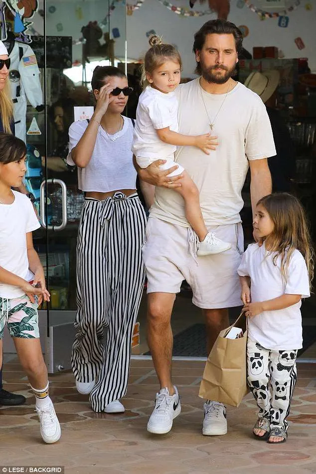 Sebelumnya Sofia sudah mulai akrab dengan anak-anak Scott & Kourtney. © BACKGRID via dailymail.co.uk