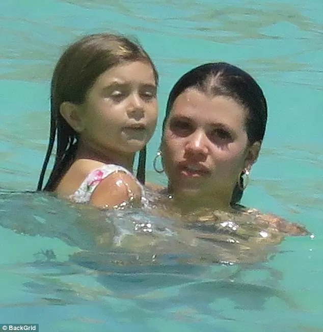 Si kecil Penelope yang lengket pada Sofia. © BACKGRUD via dailymail.co.uk
