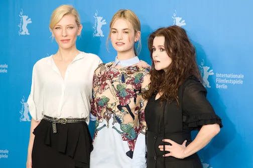 Cate Blanchette (Ibu tiri), Lily James (Ella), dan Helene Bonham-Carter (Ibu peri) berfoto bersama/©Walt Disney Studio Publicity